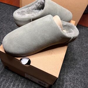 UGG Elea slip-on in Moss Green size 5 NWT